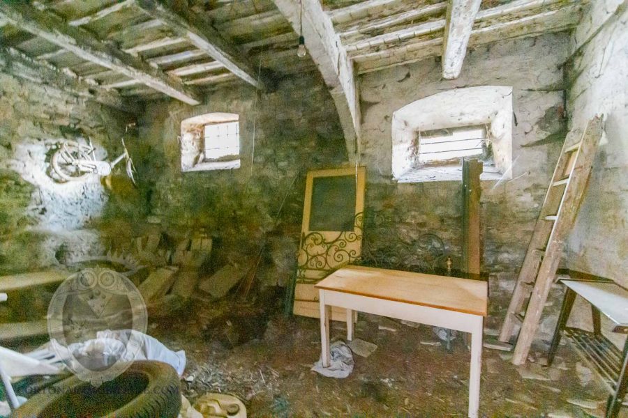 Townhouse to renovate in the center of Cortona