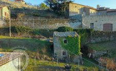 Antica villa in pietra con uliveto e vigneto all'interno delle mura di Cortona