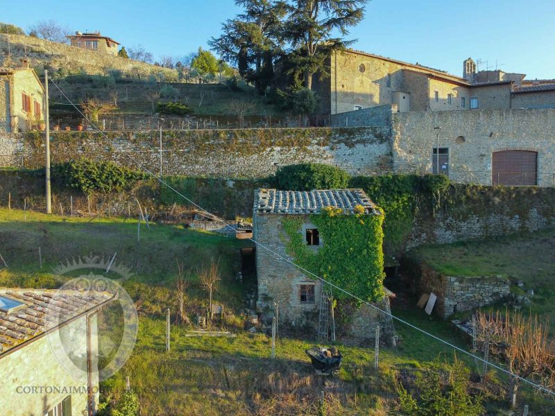 Antica villa in pietra con uliveto e vigneto all'interno delle mura di Cortona