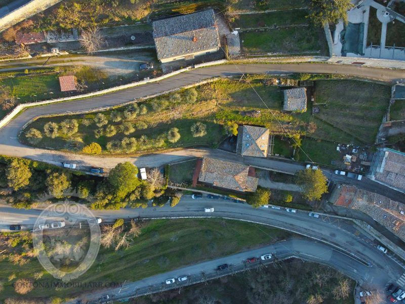 Antica villa in pietra con uliveto e vigneto all'interno delle mura di Cortona