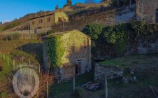 Antica villa in pietra con uliveto e vigneto all'interno delle mura di Cortona