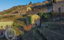 Antica villa in pietra con uliveto e vigneto all'interno delle mura di Cortona