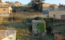 Antica villa in pietra con uliveto e vigneto all'interno delle mura di Cortona