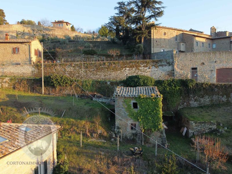 Antica villa in pietra con uliveto e vigneto all'interno delle mura di Cortona