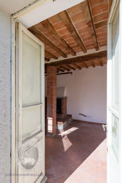 Detached house overlooking the valley and Lake Trasimeno