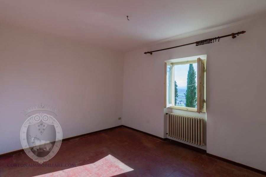 Detached house overlooking the valley and Lake Trasimeno