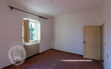 Detached house overlooking the valley and Lake Trasimeno