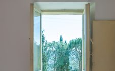 Detached house overlooking the valley and Lake Trasimeno