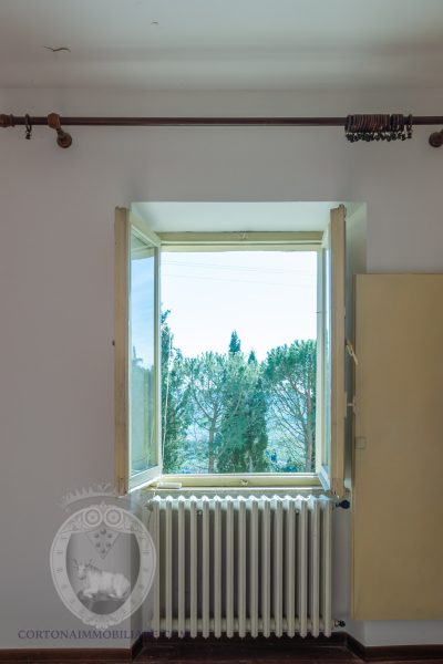 Detached house overlooking the valley and Lake Trasimeno
