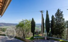 Detached house overlooking the valley and Lake Trasimeno