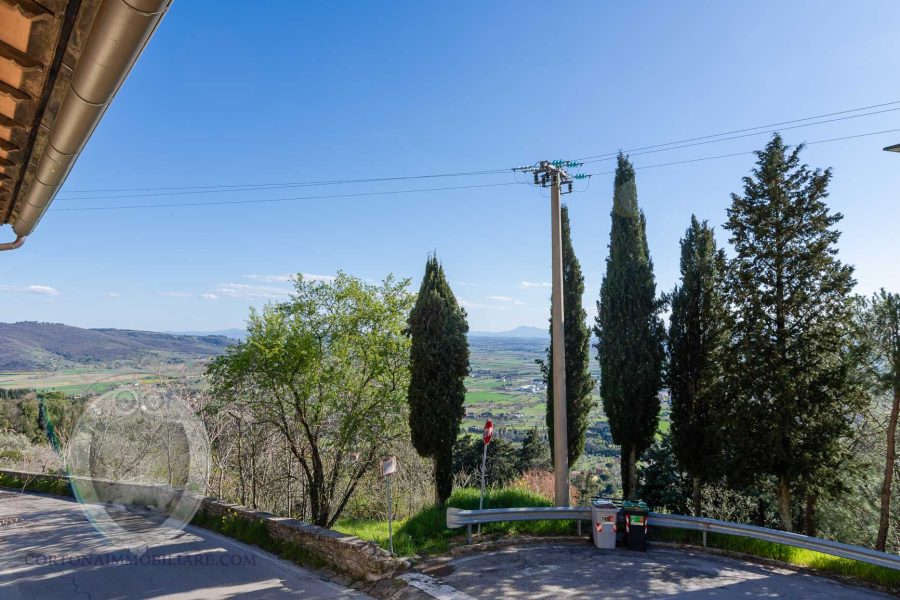 Detached house overlooking the valley and Lake Trasimeno