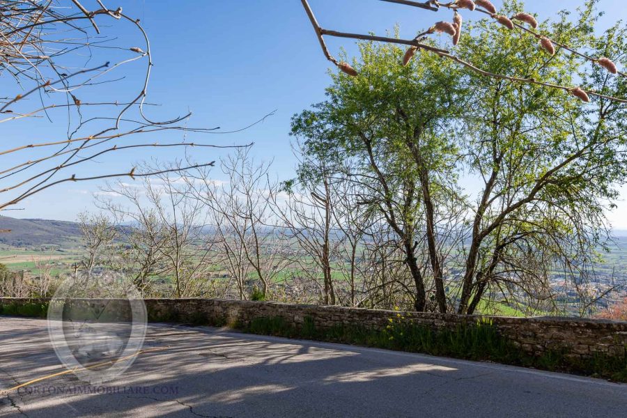 Detached house overlooking the valley and Lake Trasimeno