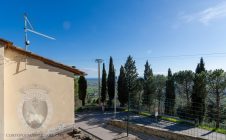 Detached house overlooking the valley and Lake Trasimeno