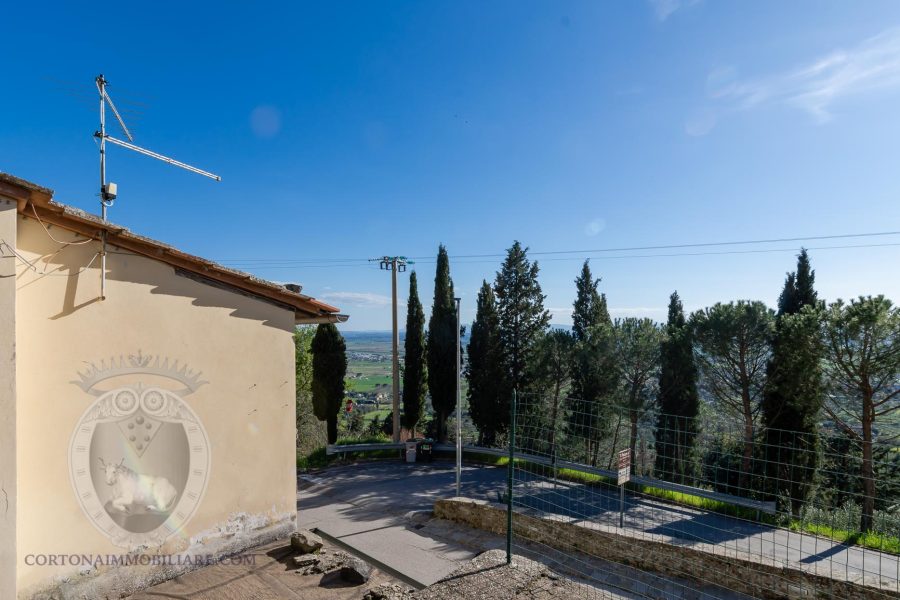 Detached house overlooking the valley and Lake Trasimeno