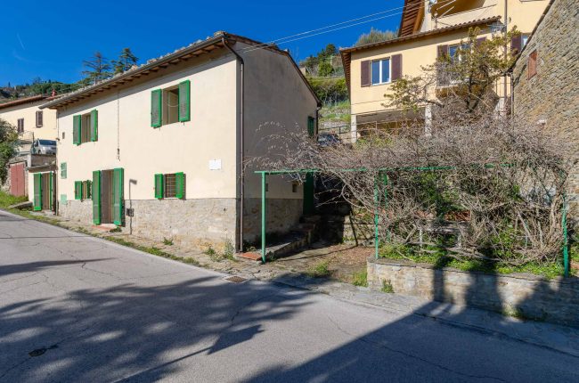 Detached house overlooking the valley and Lake Trasimeno