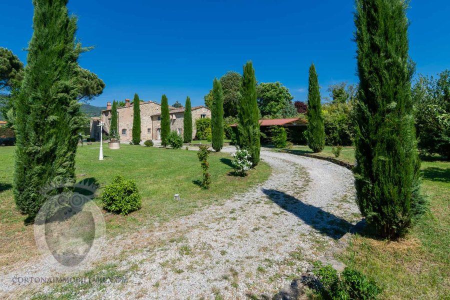 Casa colonica ristrutturata con dependance a Cortona