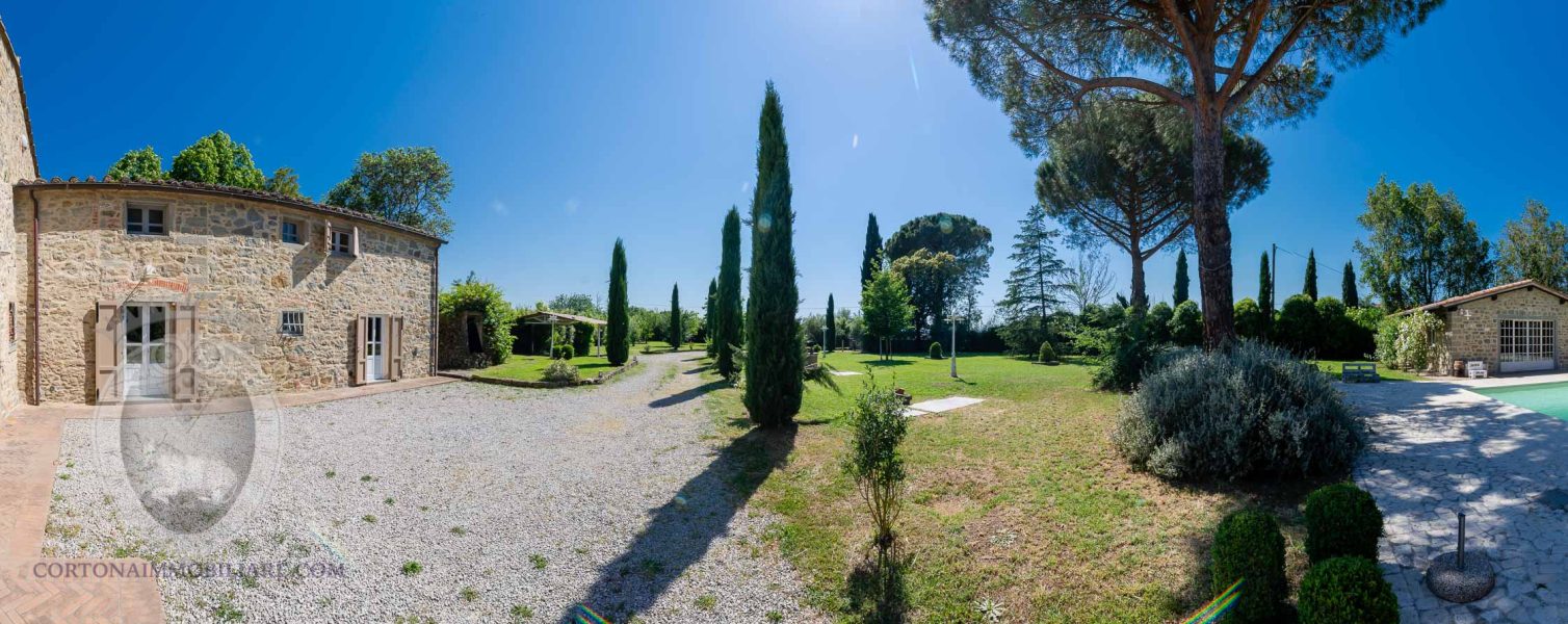 Casa colonica ristrutturata con dependance a Cortona