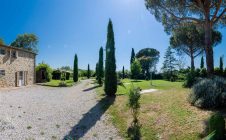 Casa colonica ristrutturata con dependance a Cortona