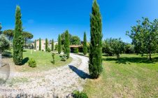 Casa colonica ristrutturata con dependance a Cortona