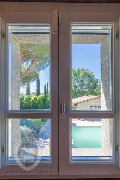 Restored farmhouse with outbuilding in Cortona