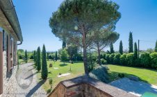 Restored farmhouse with outbuilding in Cortona