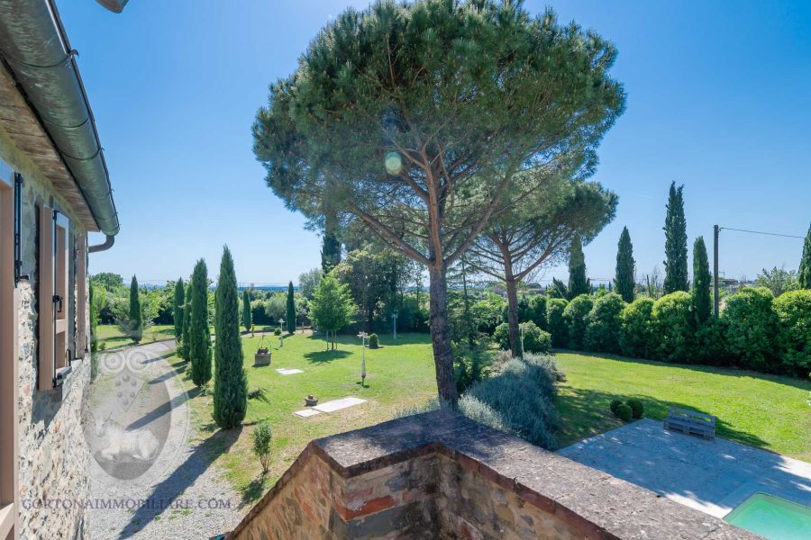 Restored farmhouse with outbuilding in Cortona