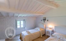 Restored farmhouse with outbuilding in Cortona