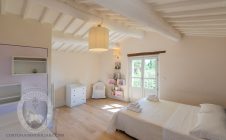 Restored farmhouse with outbuilding in Cortona