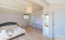 Restored farmhouse with outbuilding in Cortona