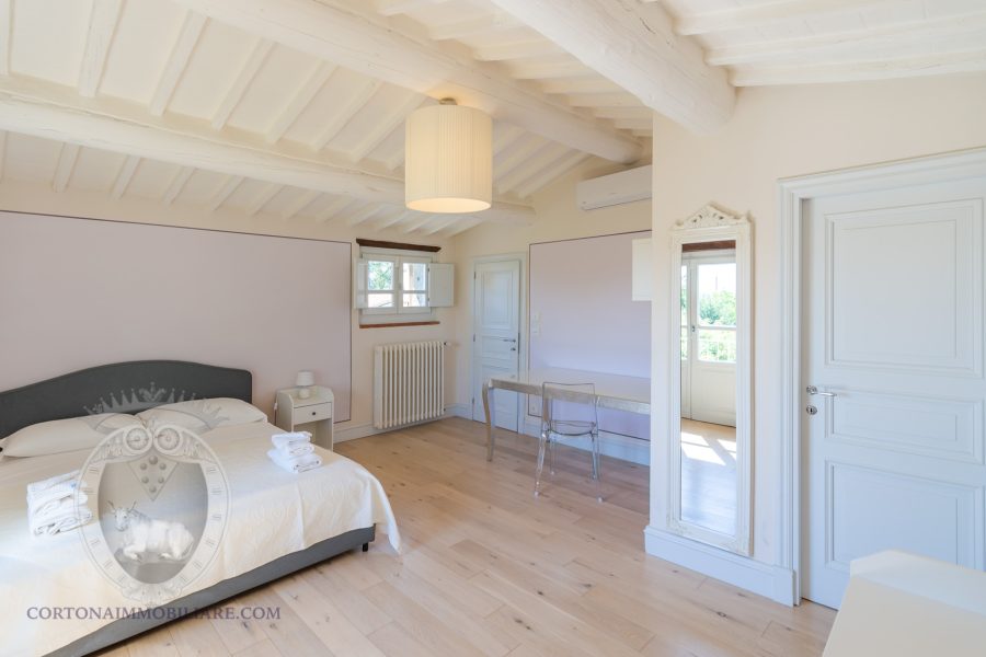 Restored farmhouse with outbuilding in Cortona