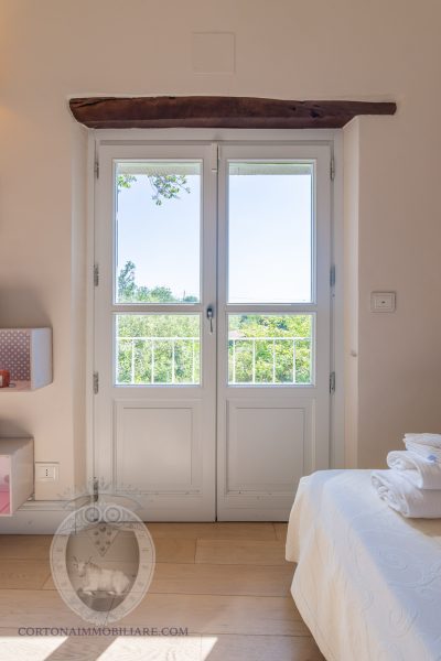 Restored farmhouse with outbuilding in Cortona