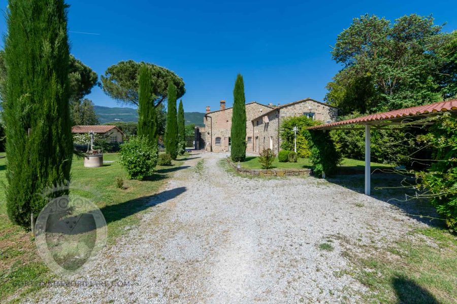 Casa colonica ristrutturata con dependance a Cortona