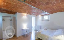 Restored farmhouse with outbuilding in Cortona