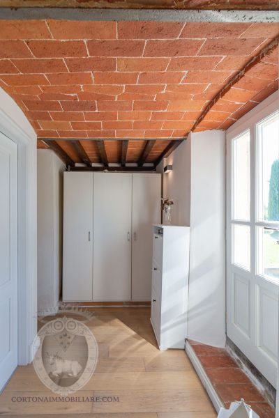 Restored farmhouse with outbuilding in Cortona