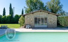 Restored farmhouse with outbuilding in Cortona