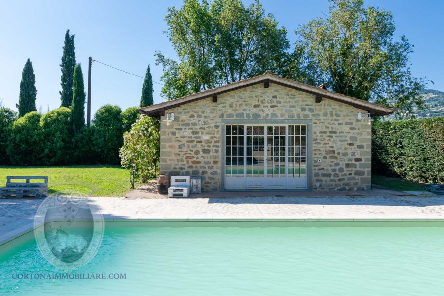 Restored farmhouse with outbuilding in Cortona