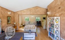 Restored farmhouse with outbuilding in Cortona