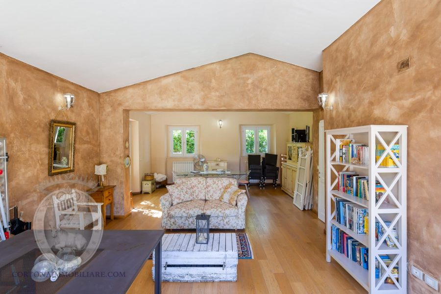 Restored farmhouse with outbuilding in Cortona