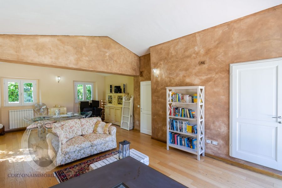 Restored farmhouse with outbuilding in Cortona