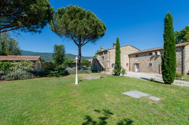 Restored farmhouse with outbuilding in Cortona