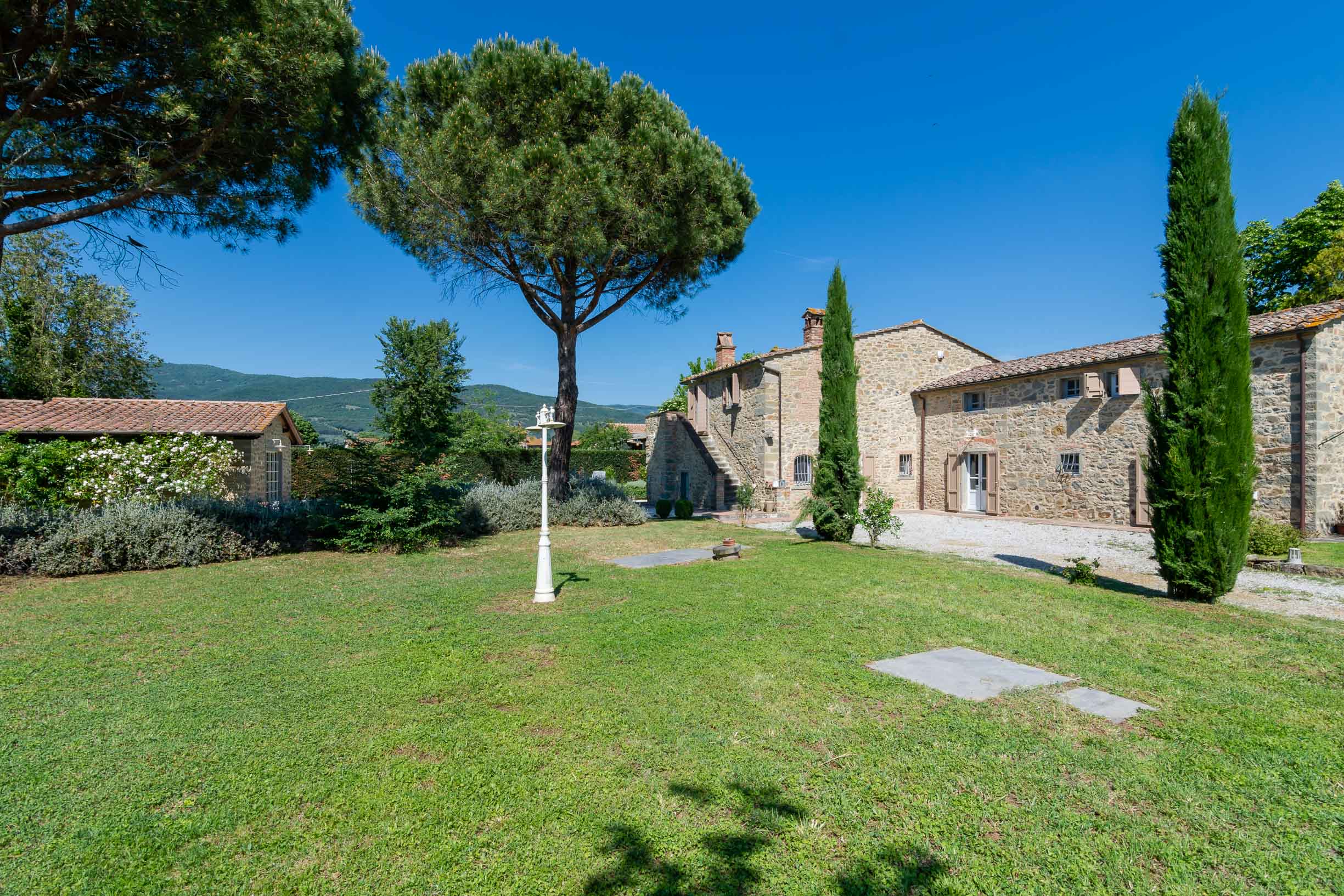 Restored farmhouse with outbuilding in Cortona