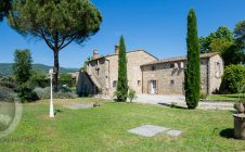 Casa colonica ristrutturata con dependance a Cortona