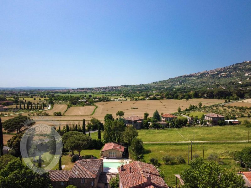 Casa colonica ristrutturata con dependance a Cortona