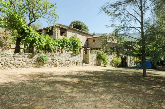 Colonica con 5 camere e piscina