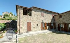 Colonica con 5 camere e piscina