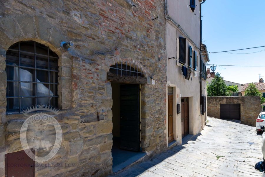 Appartamento su due piani con ingresso indipendente in via Moneti, un tranquillo vicolo a due passi dal centro storico di Cortona. La proprietà è stata recentemente ristrutturata e tutti gli impianti sono in perfette condizioni. Al piano terra l’ingresso con doppio portone, uno in legno ed uno in vetro, portano al soggiorno open space ad alla cucina e sala da pranzo ed il primo bagno. Sempre al piano inferiore, salendo pochi scalini un locale adibito a dispensa e lavanderia. Al piano superiore un ulteriore bagno e la camera da letto con vista e cabina armadio o una seconda cameretta. L’appartamento ha 2 camini, funzionanti, scale in pietra e cotto antico al piano superiore, travi a vista ed alcuni muri sono stati lasciati con pietra in vista.