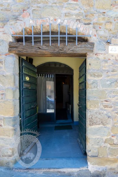 Appartamento su due piani con ingresso indipendente in via Moneti, un tranquillo vicolo a due passi dal centro storico di Cortona. La proprietà è stata recentemente ristrutturata e tutti gli impianti sono in perfette condizioni. Al piano terra l’ingresso con doppio portone, uno in legno ed uno in vetro, portano al soggiorno open space ad alla cucina e sala da pranzo ed il primo bagno. Sempre al piano inferiore, salendo pochi scalini un locale adibito a dispensa e lavanderia. Al piano superiore un ulteriore bagno e la camera da letto con vista e cabina armadio o una seconda cameretta. L’appartamento ha 2 camini, funzionanti,  scale in pietra e cotto antico al piano superiore, travi a vista ed alcuni muri sono stati lasciati con pietra in vista.