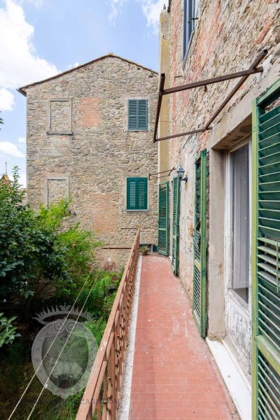 Apartment with garden to renovate