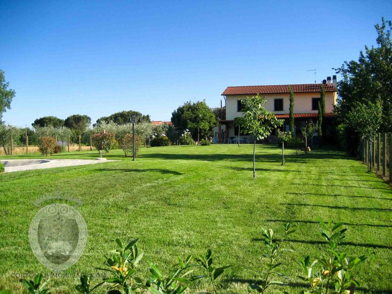 Casa indipendente con giardino privato 3 camere 2 salotti 2 cucine 2 bagni e piscina