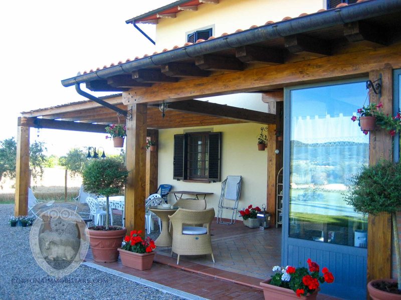 Casa indipendente con giardino privato 3 camere 2 salotti 2 cucine 2 bagni e piscina